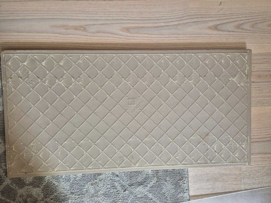 Dwie płyty z gresu, Beżowy piaskowiec. Opoczno 60x30x0,08 cm.