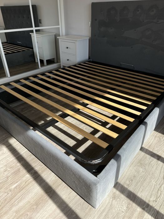 Cama com estrado elevatorio