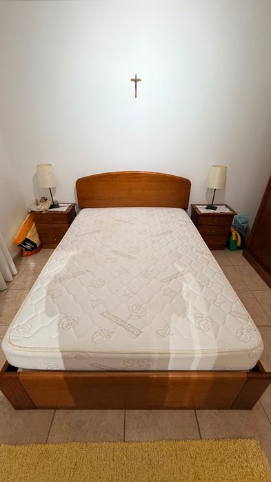 Cama com colchão 140x200cm