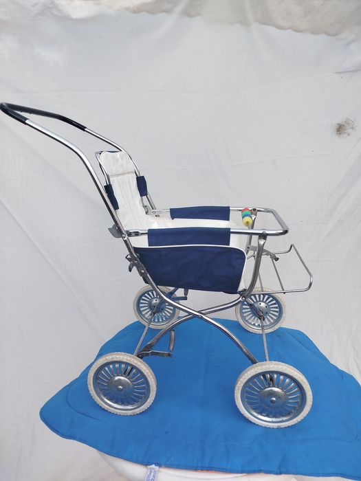 Carrinho de boneca antigo