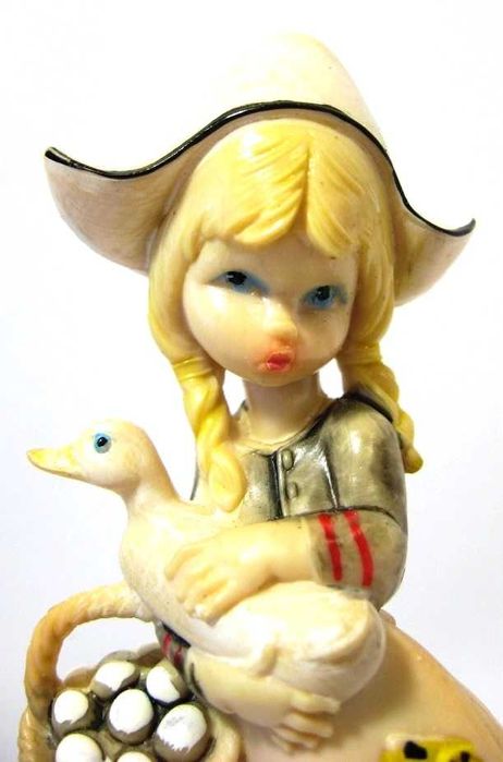 Статуетка Дівчинка Качка Кошик Композит Мармур Італія