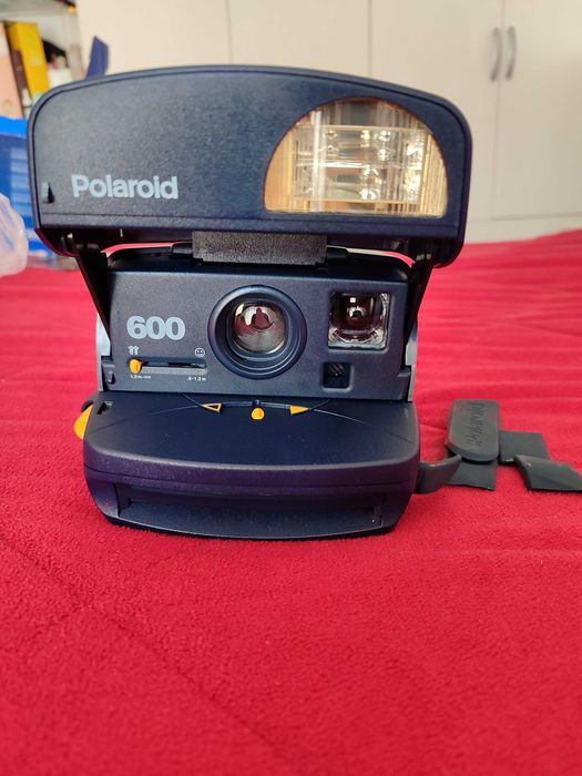 Máquina fotográfica Polaroid antiga