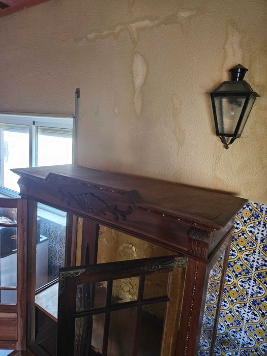 Cristaleira antiga em madeira maciça com fundo acolchoado