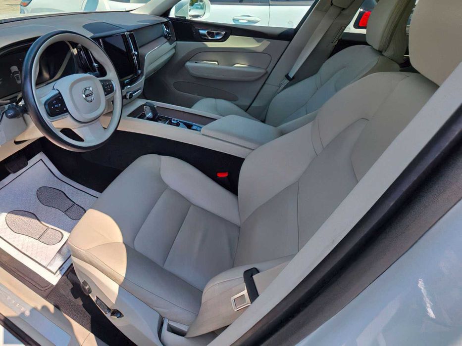 Volvo XC60 B5 Momentum      2022