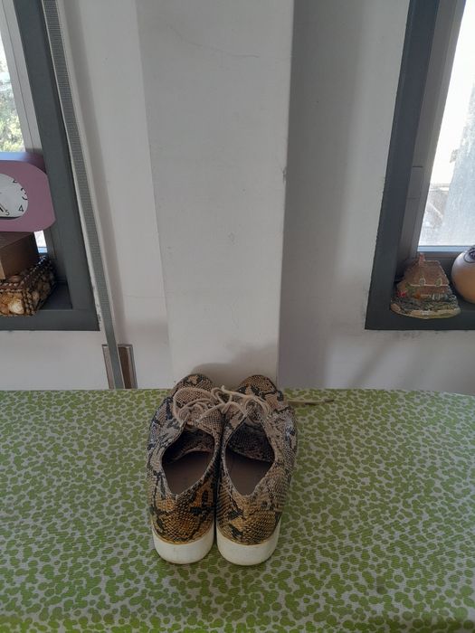 Vendo Sapatilhas de Senhora muito bonitas como novas