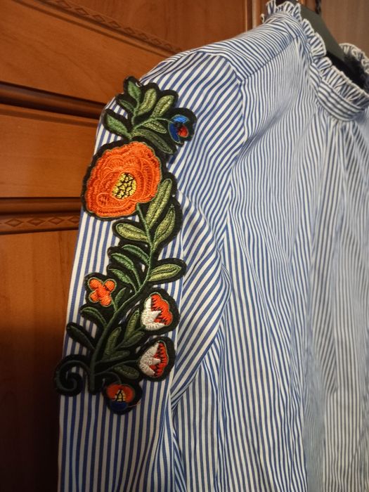 Bluzka z ozdobnym ornamentem