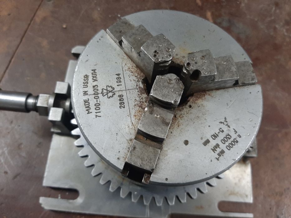 ділильна головка з трикулачковим патроном