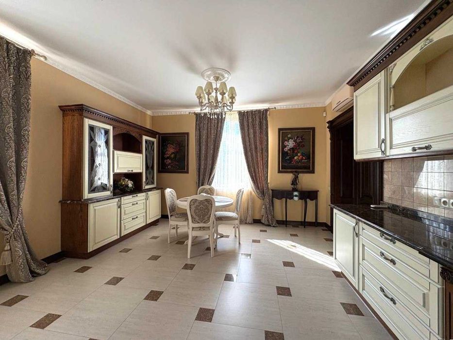 Продаж будинку 355 м² та 21 сот. землі у с. Конопниця