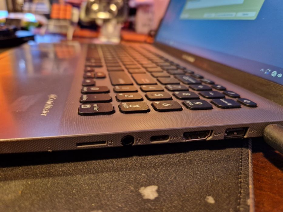 Laptop ASUS z grafiką Ultra HD 620 i Windows 11 / dysk SSD / 8Gb ram