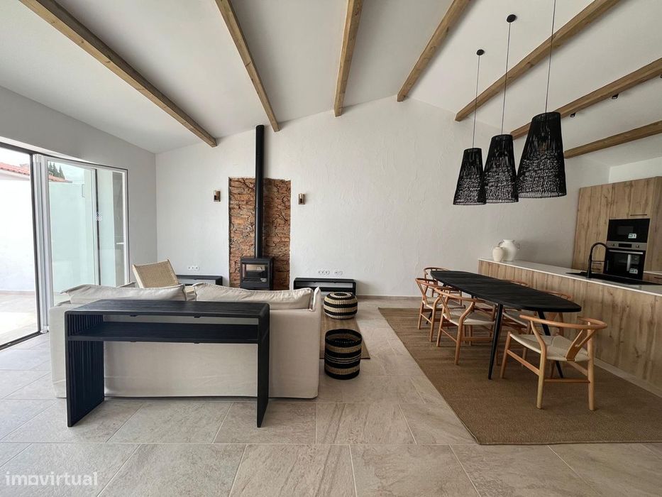 Moradia remodelada e mobilada, com Piscina, no Alentejo.
