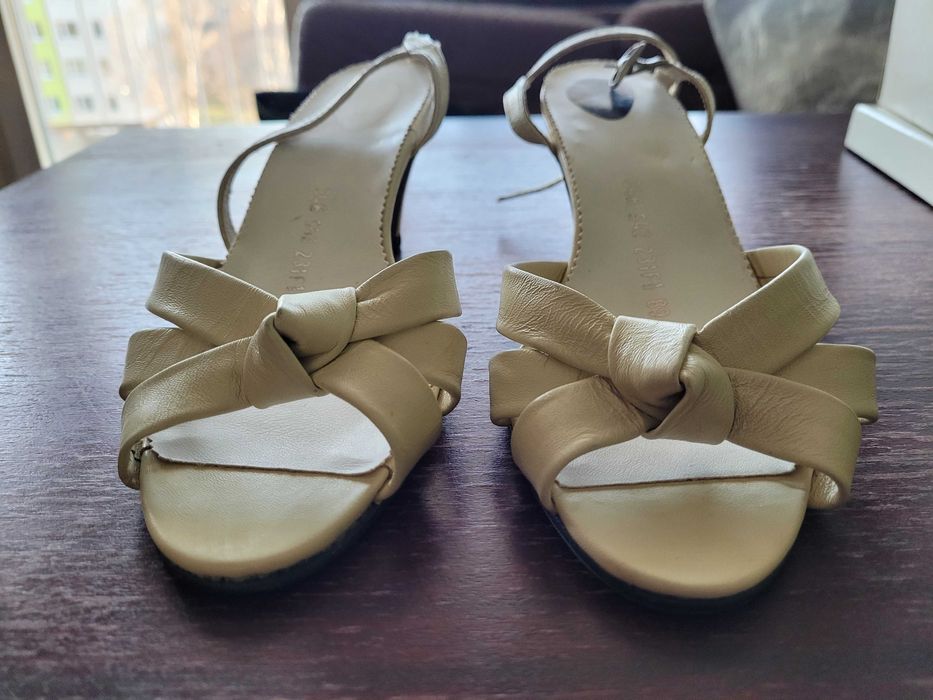 Skórzane buty na obcasie kremowe