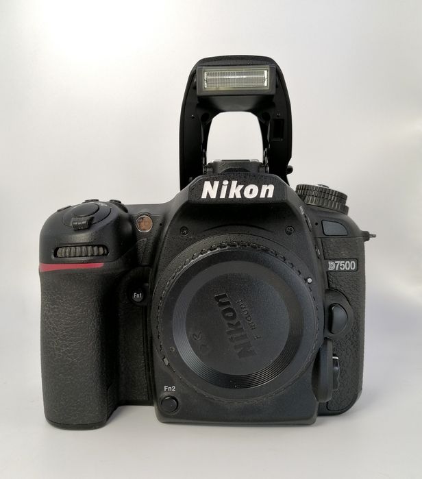 Máquina Fotográfica Nikon7500 (corpo)