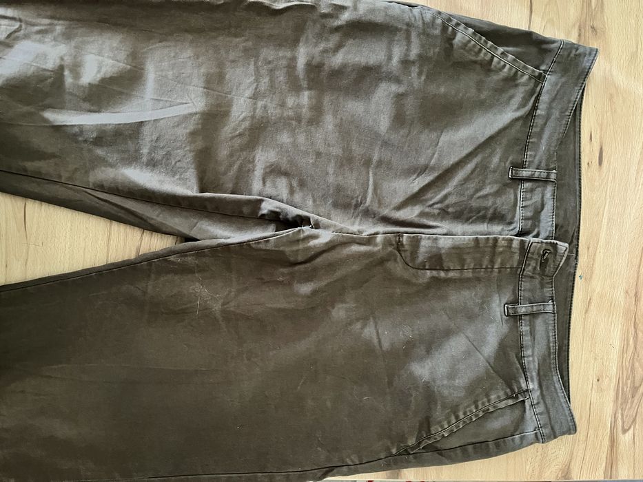 Spodnie chinos w kolorze khaki