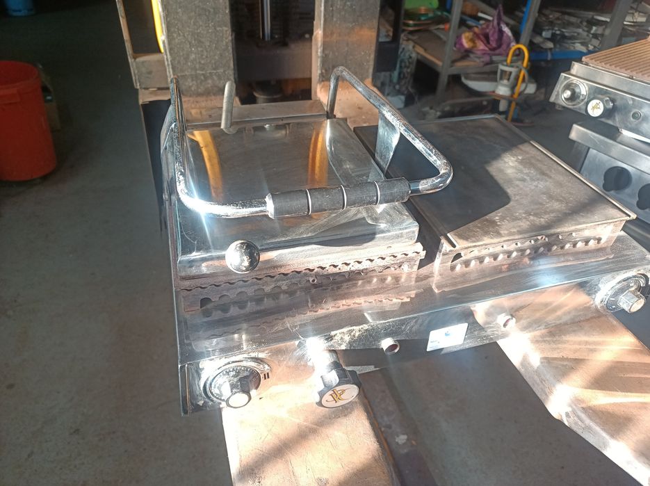 Prensa com chapa de grelhar