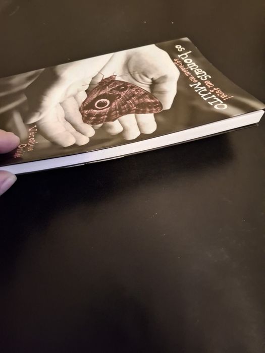Livro Os Homens em Geral Agradam-me Muito — Véronique Ovaldé. Pouco ou nada manuseado.