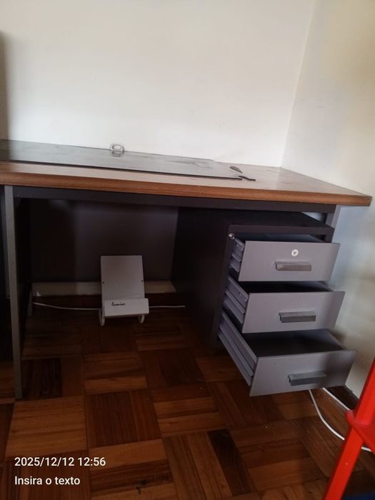 Secretária com gavetas