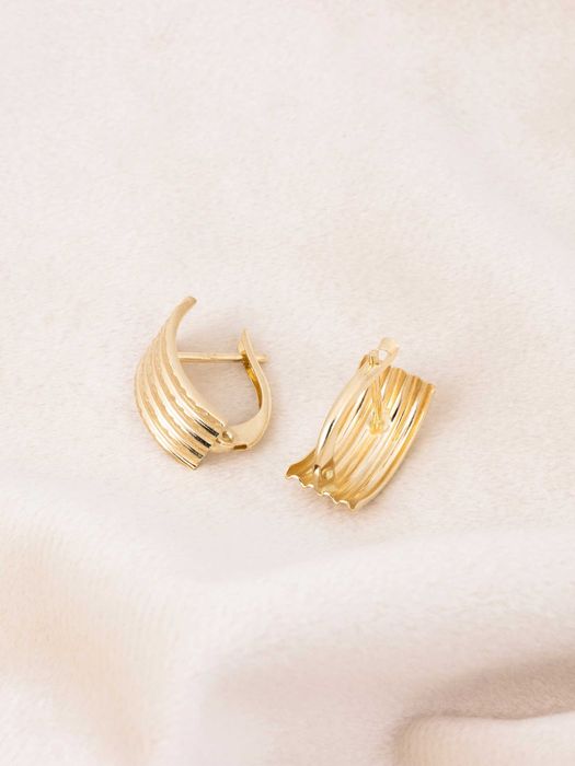 Złote kolczyki 585 diamentowane blaszki zapięcie angielskie