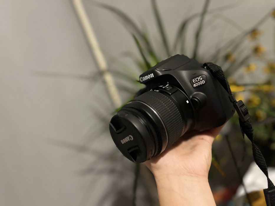 Продам фотоапарат Canon 4000D