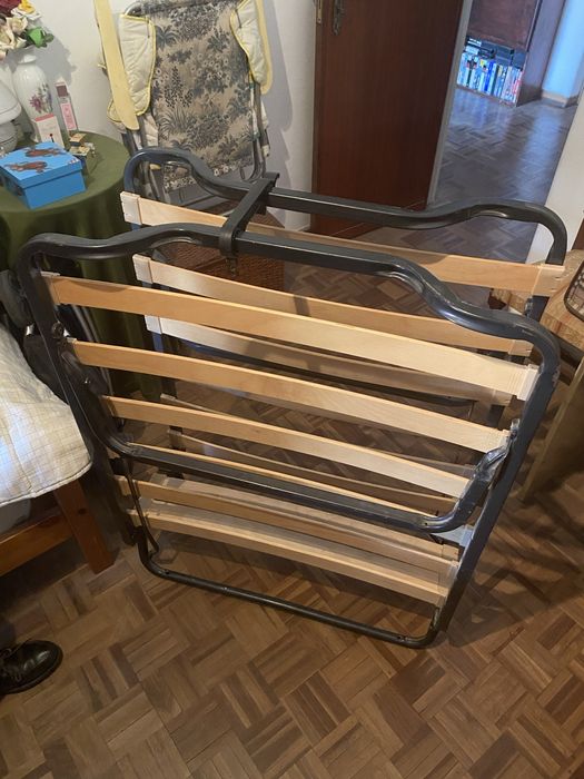 Cama estrado com pes