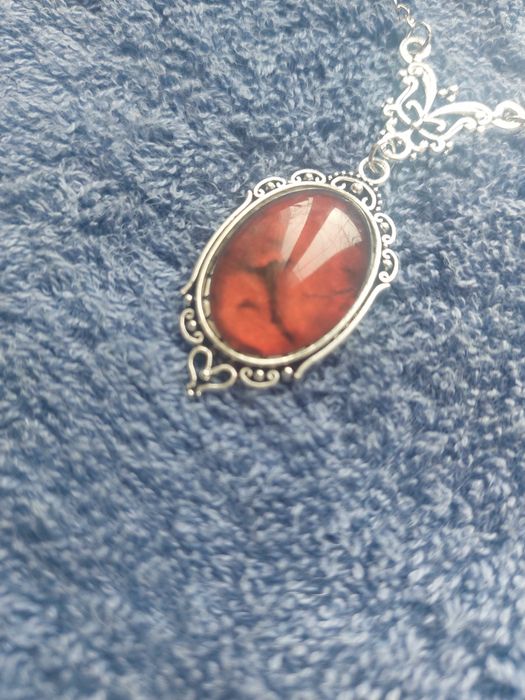 Підвіска у формі червоного каменю