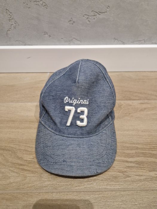 Granatowa czapka z daszkiem