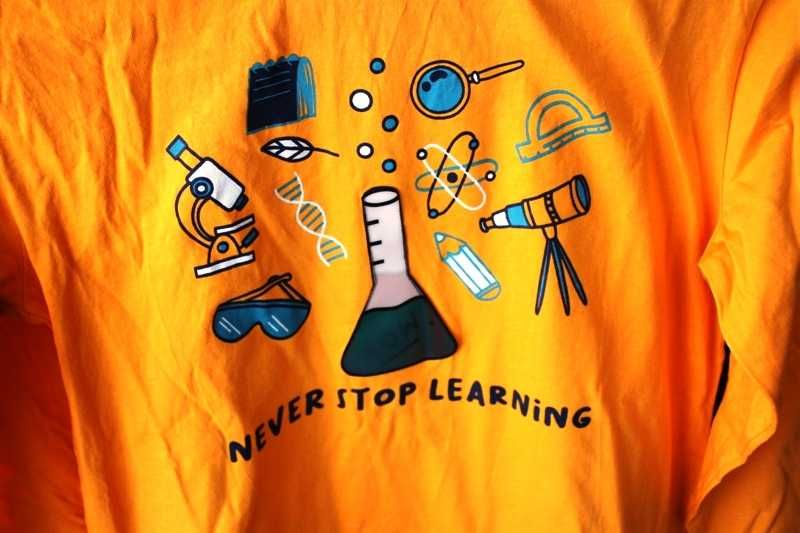 Sweat alaranjada Never stop learning MO Kids tamanho 13-14 anos
