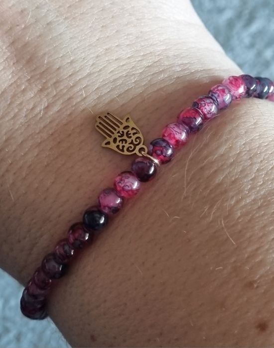 Pulseira elástica com pedrinhas naturais rosa e mão de Fátima em aço.