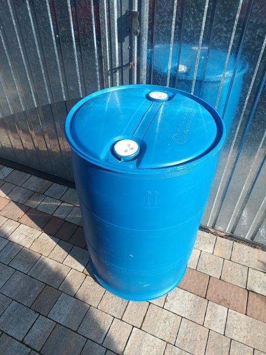 Sprzedam raz użytą beczkę 200l po paliwie z korkami