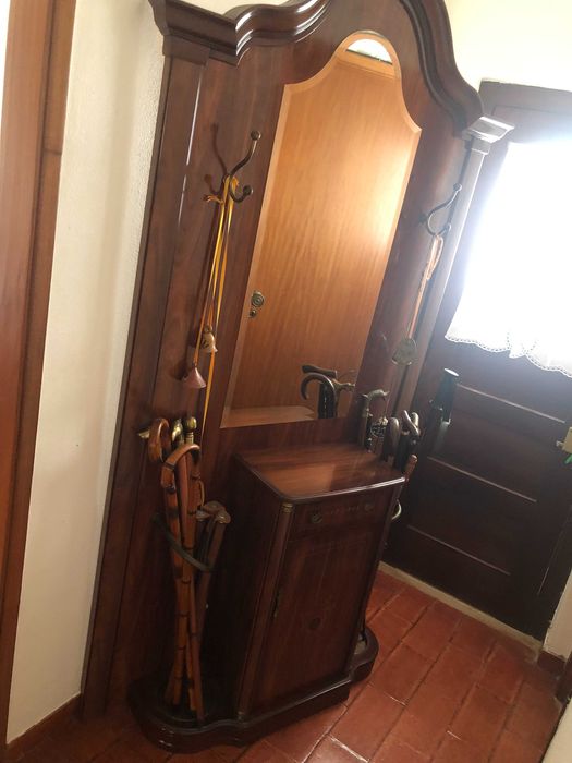 Bengaleiro em madeira com espelho