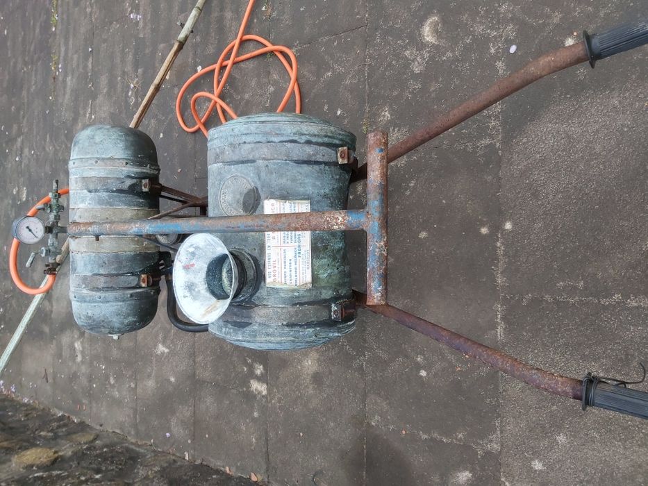 Maquina de sulfatar antiga,completa com cana e a funcionar