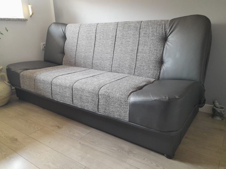 Wersalka szara dwuosobowa. Stan używany, oddam za darmo.