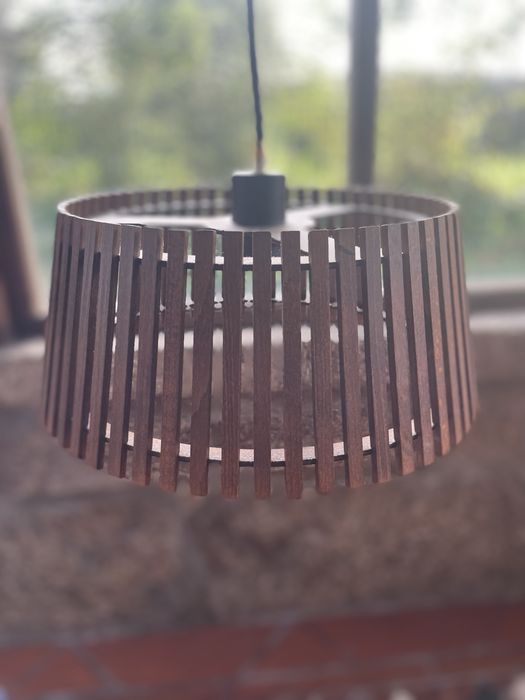 Candeeiro de teto ripas de madeira