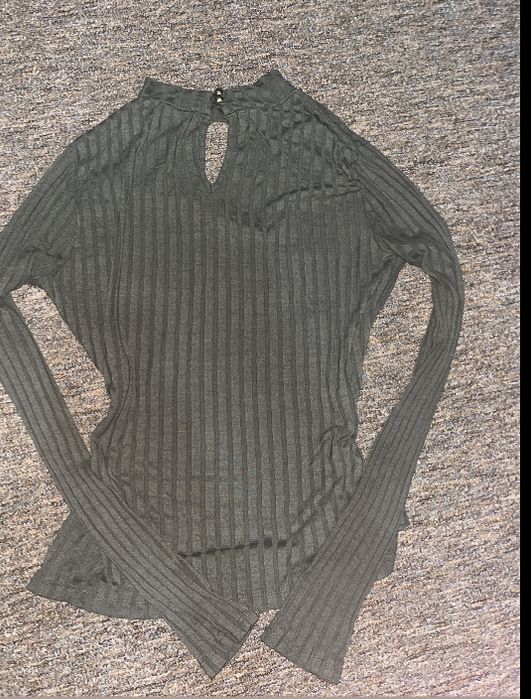 Стильний оливковий лонгслів у рубчик (розмір S)