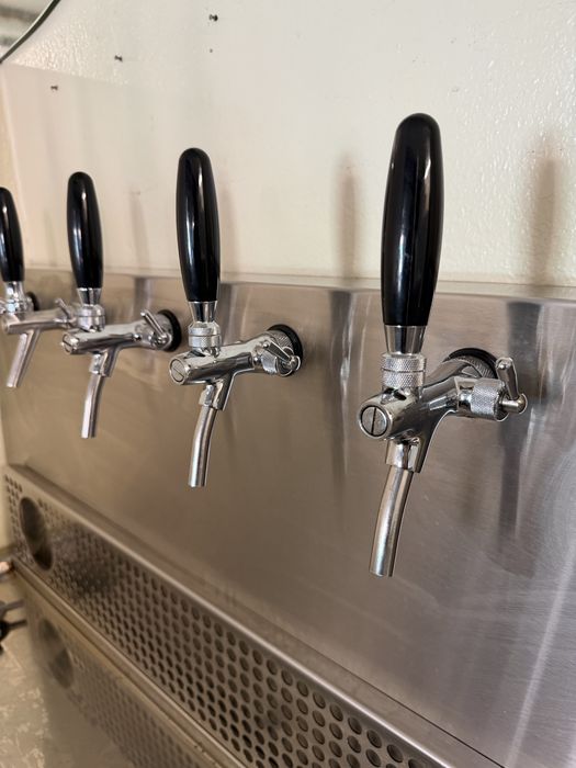 Móvel profissional em inox com 6 torneiras