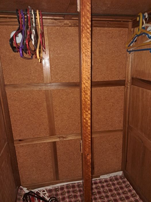 Roupeiro duas portas com camiseiro e espelho