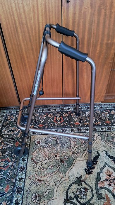 Balkonik rehabilitacyjny dla seniora kroczący z kółkami – składany