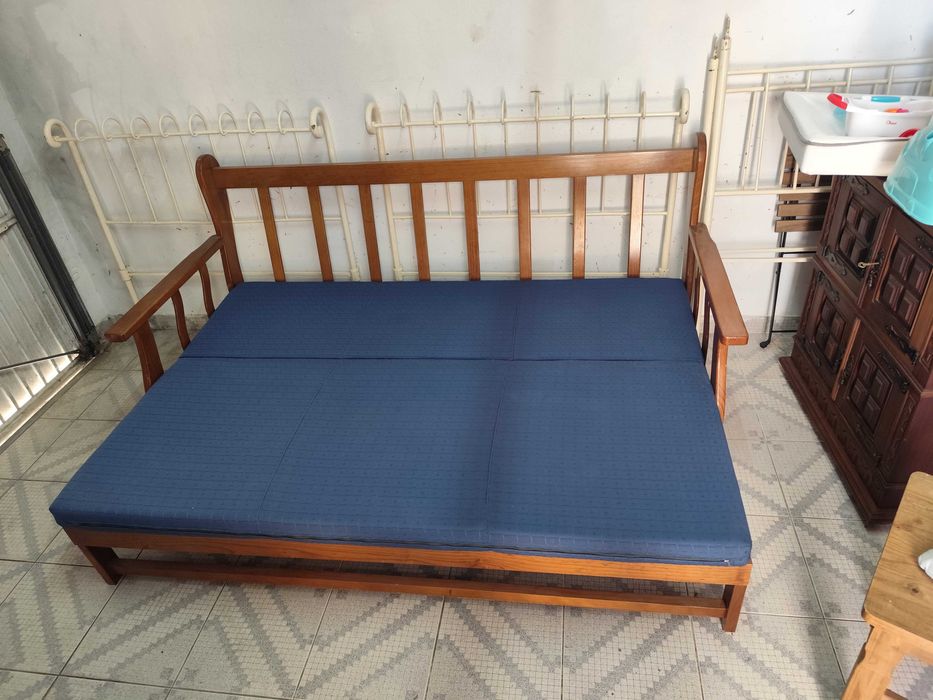 Sofá cama, com lugar para 3 pessoas