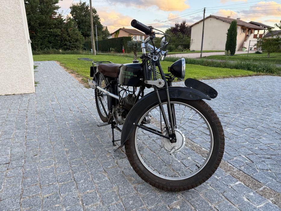 Moto marca Última Lyon 100