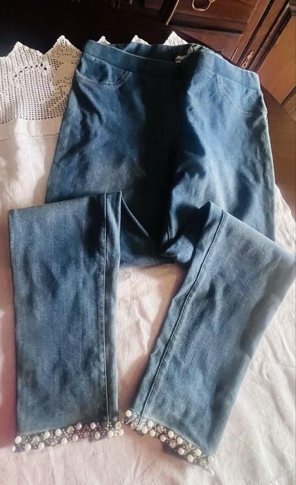calça ganga com feitios de brilhantes