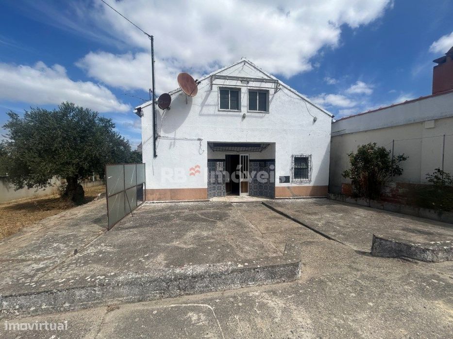 Café com estacionamento e terreno - Curvaceiras, Tomar