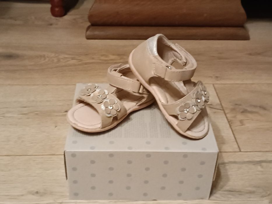 Sandałki Neli blue r.20 beżowe, złote, błyszczące dziewczynka