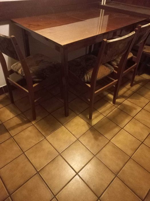 Stół z krzesłami, tapczan i ława