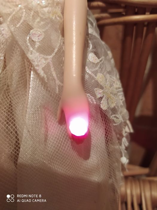 Lalka Barbie świecący pierścionek.
