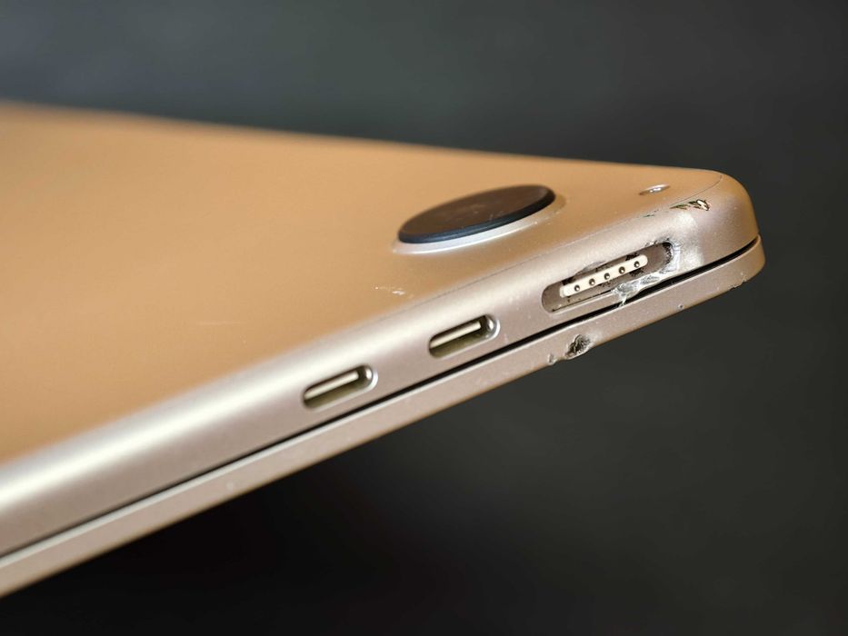MacBook Air M3 16/256 ГБ — Starlight, A3113 — на запчастини