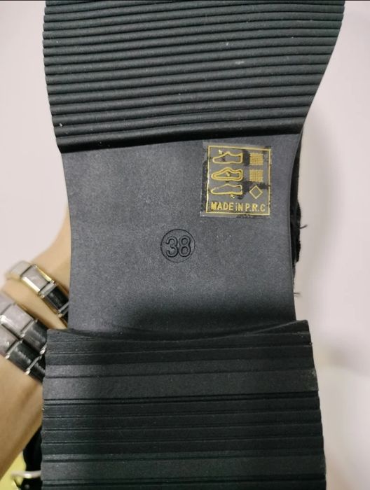 Vende-se botas pretas novas