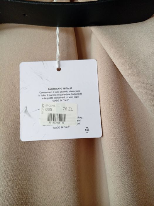 Spodnie beżowe typu szwedy z paskiem i ozdobna klamerka