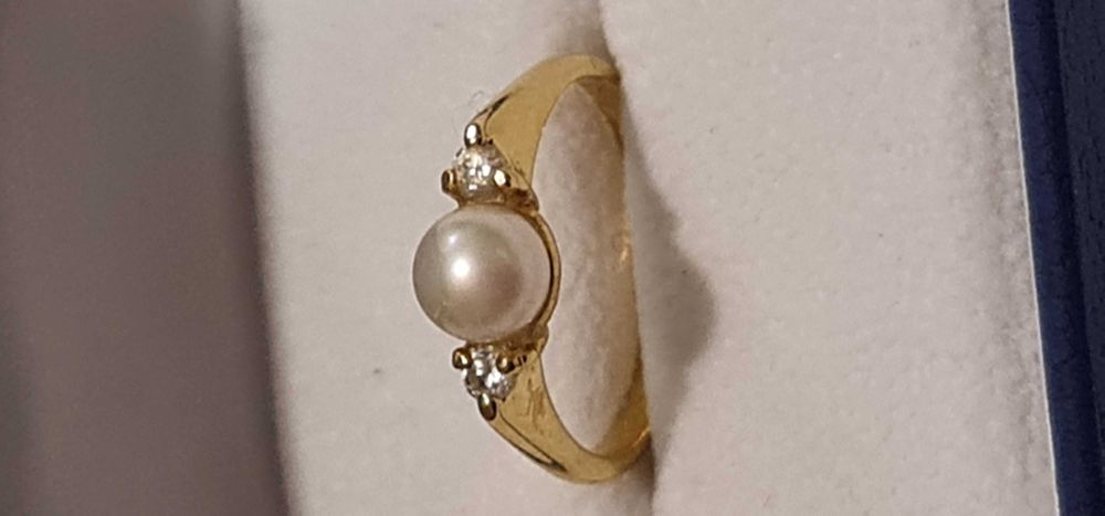 Złoty pierścionek z naturalną perłą