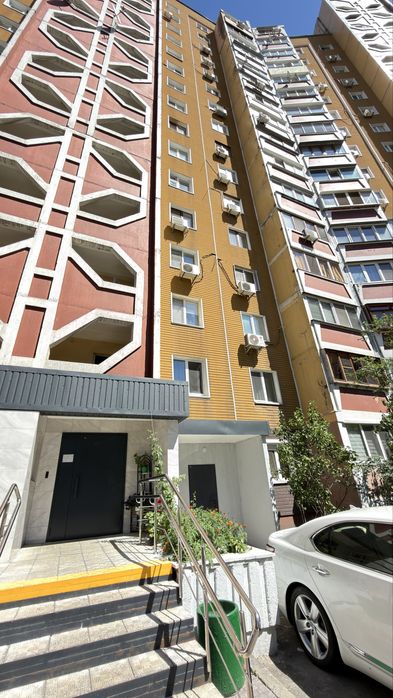 Довгострокова здача в оренду 3х к. квартири Ахматової,43