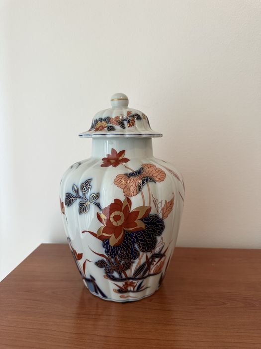 pote com tampa da Vista Alegre, da coleção "Imari".