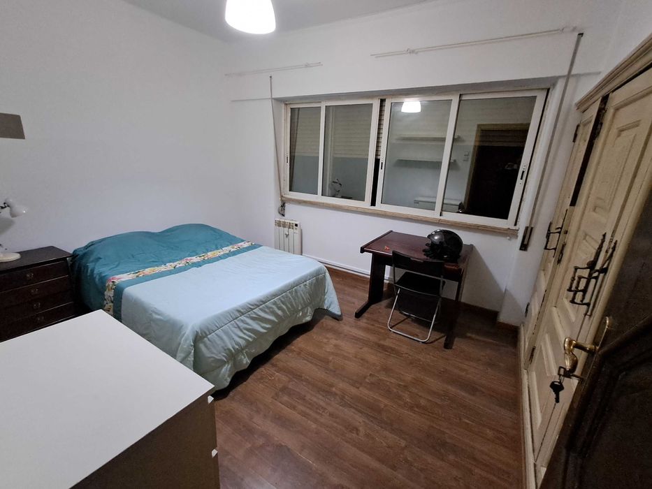 Quarto CASAL com 3 janelas. CentroLISBOA. Entrada imediata.